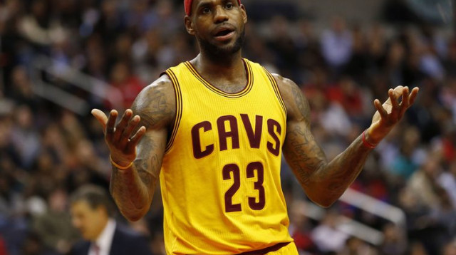 לברון ג'יימס מתוסכל (צילום: רויטרס)