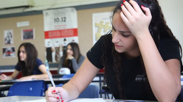 תלמידה בבחינת בגרות (צילום: אלוני מור)