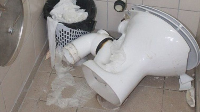 אסלה שבורה באצטדיון דוחא (צילום: באדיבות בני סכנין)