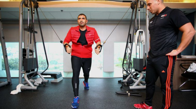 אבירם זינו מתעמל ולצידו מני בנימין (צילום: רענן כהן)