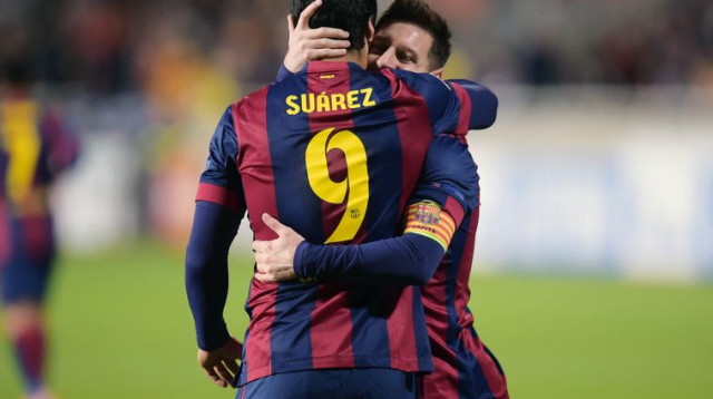 ליונל מסי מתחבק עם לואיס סוארס (צילום: רויטרס)