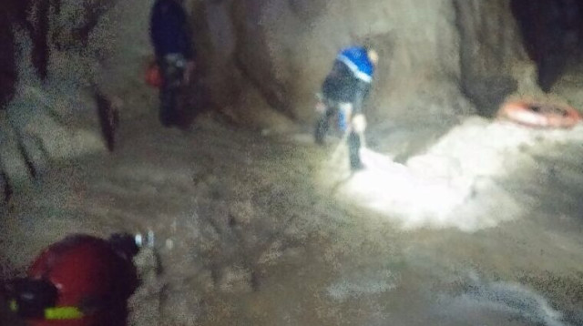 חילוץ הנערים בנחל אוג  (צילום: דוברות המשטרה)