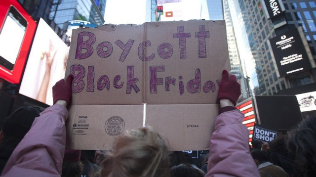 הפגנות בטיימס סקוור, ניו יורק, במהלך "יום שישי השחור" (צילום: רויטרס)