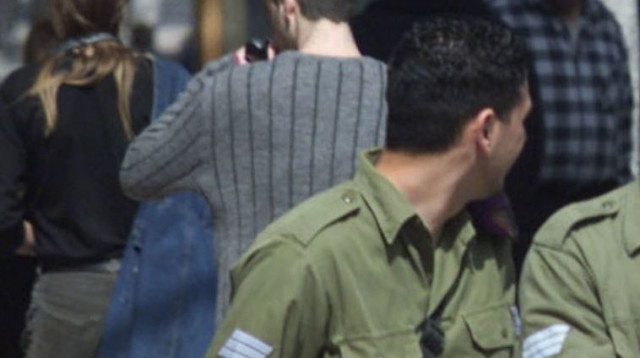 חיילים ברחוב בת"א (צילום: רויטרס)