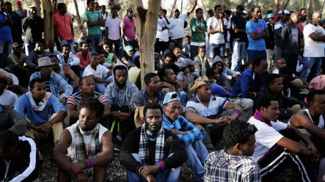 מסתננים מחוץ למתקן חולות (צילום: רויטרס)