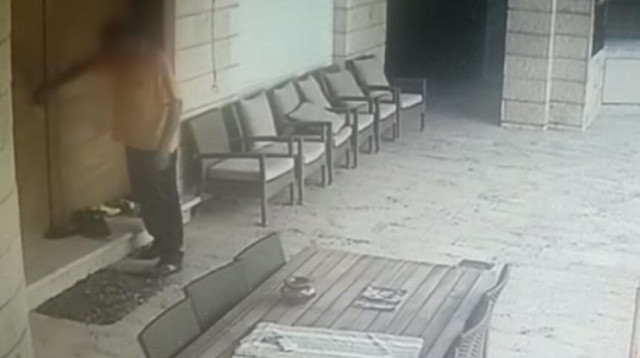 פורץ לבית באילת (צילום: דוברות המשטרה)