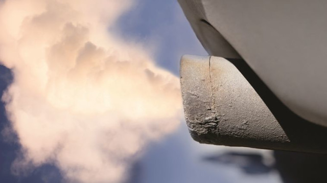 עשן יוצא מאגזוז (צילום: ingimage/ASAP)