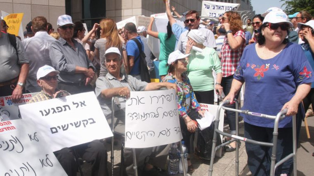הפגנה למען הקשישים בירושלים (צילום: פלאש 90)