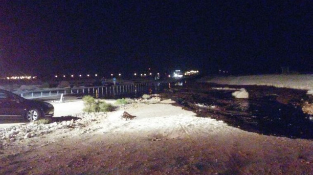 דליפת נפט סמוך לאילת (צילום: דוברות המשטרה)