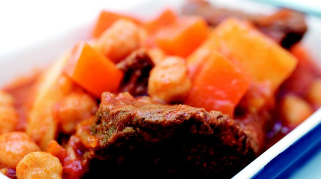 תבשיל בשר, חומוס ודלעת מהיר הכנה (צילום: דרור כץ (מהספר "המטבח הקל של פסקל"))