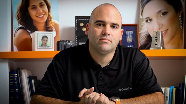 חיים חדשים בצל המוות. עמית קליין על רקע הפינה לזכר טופז, בבית החדש שבו הוא מתגורר עם בת זוגו הנוכחית (צילום: רענן כהן)