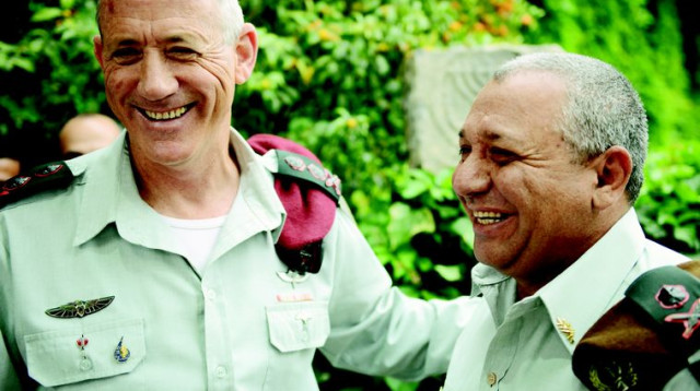 שמר על לויאליות. איזנקוט עם גנץ (צילום: חמד אלמקת)