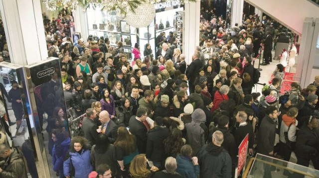 קונים ב"בלאק פריידיי" (צילום: רויטרס)