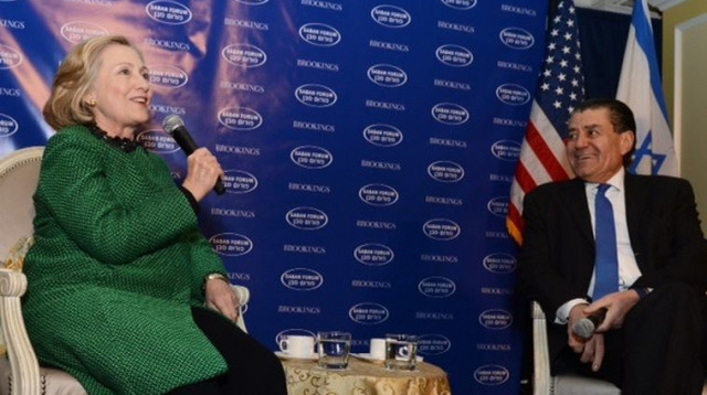 הילרי קלינטון וחיים סבן בפורום סבן 2014 (צילום: Peter Halmagyi)