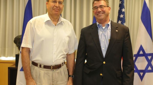 שר הביטחון משה בוגי יעלון ומזכיר ההגנה האמריקאי אשטון קרטר (צילום: אריאל חרמוני, משרד הביטחון)