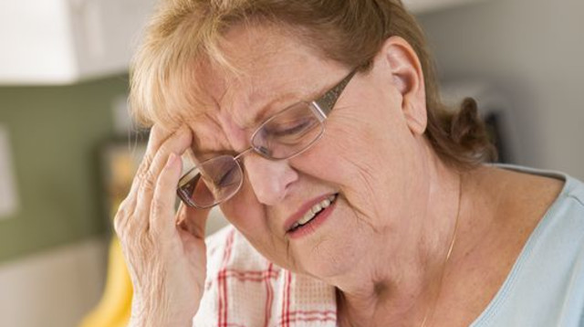 אישה מבוגרת עם מיגרנה (צילום: ingimage/ASAP)