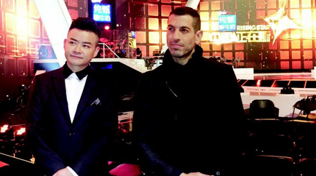 אחד מכוכבי הטלוויזיה הגדולים בסין. מנחה התוכנית עם חיים אתגר (צילום: חיים אתגר)