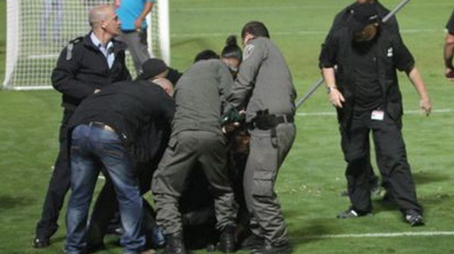 מאבטחים תופסים את אלרועי ידעי (צילום: עדי אבישי)