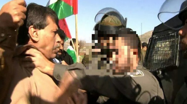 זעיד אבו-עין בעימות עם כוחות הביטחון (צילום: Sky News)