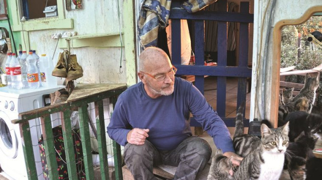 זאב מאיר בחוות החיות מושב מזור (צילום: תמר דרסלר)