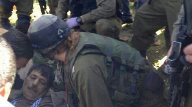 אבו עין מקבל טיפול רפואי מפראמדיקית  (צילום: סוכנות הידיעות מען)