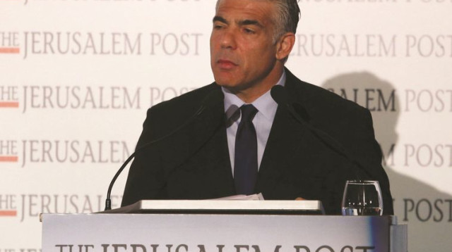 יאיר לפיד בכנס הדיפלומטים (צילום: מרק ישראל סלם)