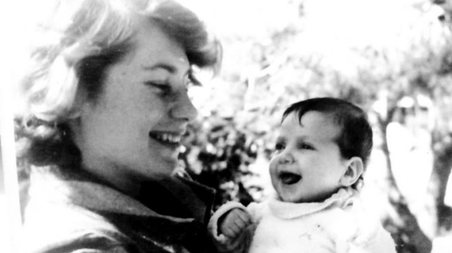 "סימני מנהיגות ניכרו בה כבר בילדות". עם הבת לימור, כשהייתה תינוקת (צילום: רפרודוקציה, יעקב בר-און)