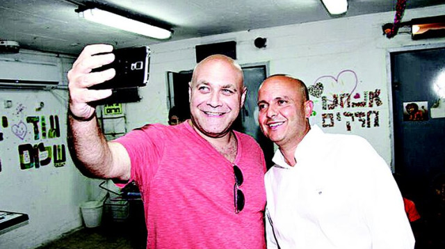 דביר בנדק מחלק מתנות לילדים (צילום: יח"צ)