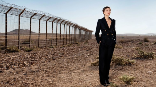 מגי ג'ילנהול ב"אישה מכובדת" (צילום: הוט)