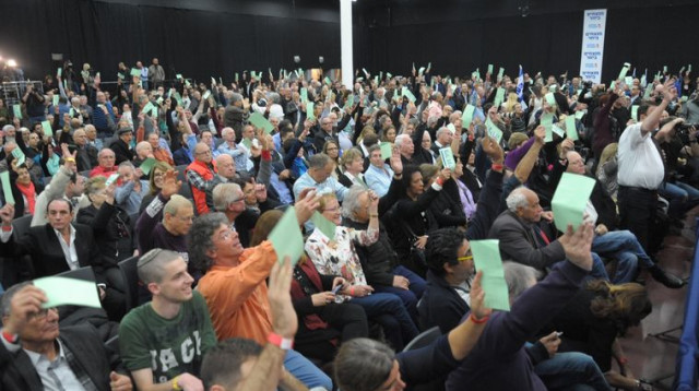 צירי מפלגת העבודה מצביעים בעד האיחוד עם התנועה (צילום: אבשלום ששוני)