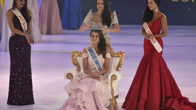 מיס עולם רולן שטראוס מקבלת את הכתר (צילום: רויטרס)