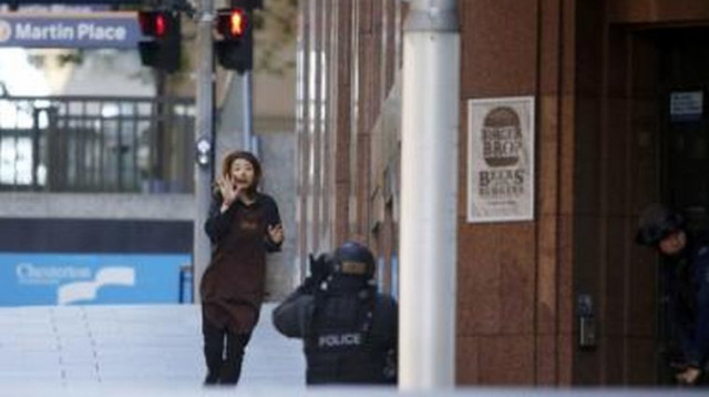 בריחת בת הערובה שעבדה בבית הקפה  (צילום: רויטרס)