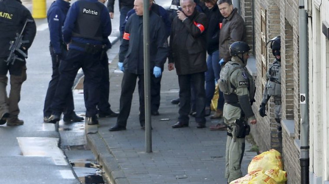 המשטרה ליד הבניין בו בוצעה החטיפה (צילום: רויטרס)