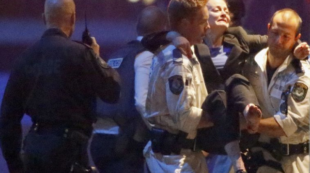 בני הערובה מפונים מבית הקפה בסידני (צילום: רויטרס)