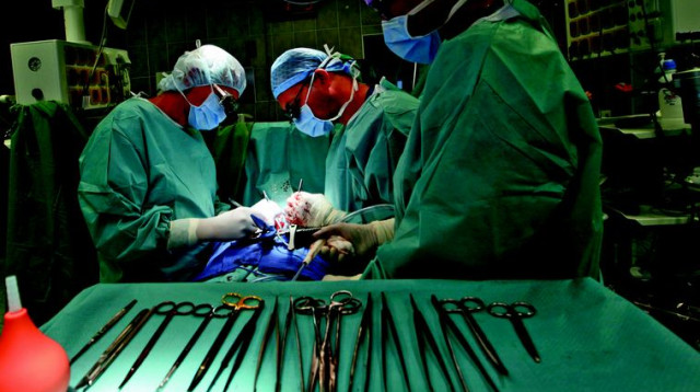 רופאים בחדר ניתוח (צילום: רויטרס)