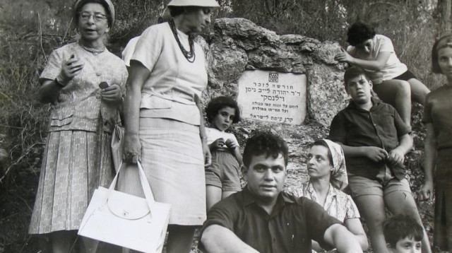 מרים ילן שטקליס (משמאל) עם משפחתה (צילום: אלבום משפחתי)