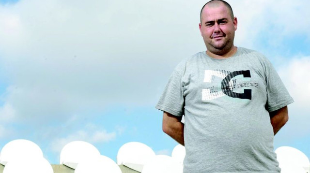 לירן חולצה אפורה (צילום: מורן מעיין)