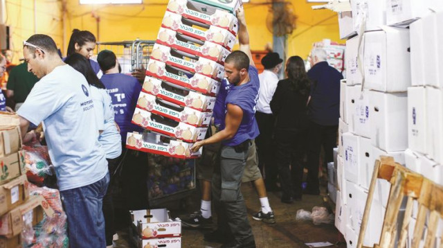 חלוקת מזון לנזקקים (צילום: יונתן סינדל, פלאש 90)
