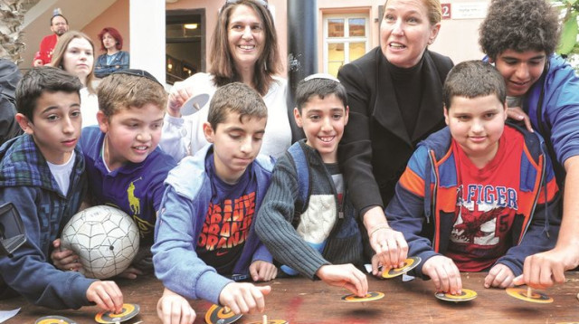 ציפי לבני באירוע לשבירת שיא גינס לסיבוב סביבונים (צילום: כפיר סיון)