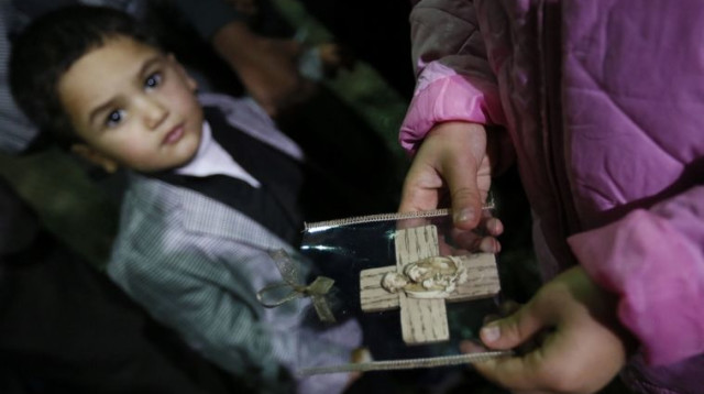 ילד עיראקי בכנסיה  (צילום: רויטרס)