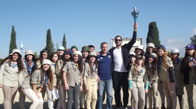 יוגב אוחיון ובני טבק מזניקים את מירוץ הלפיד (צילום: המכבי הצעיר)