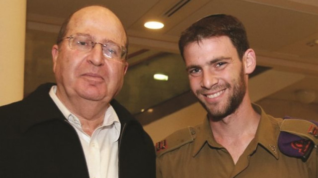 סגן איתן עם שר הביטחון יעלון (צילום: משרד הביטחון)