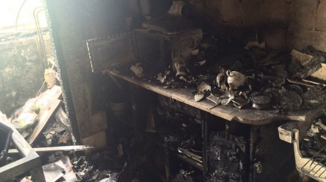 הצתה של הדירה בעכו (צילום: כבאות והצלה מחוז צפון)