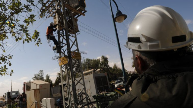 עובד של חברת החשמל (צילום: פלאש 90)