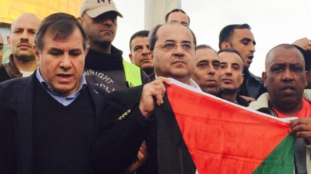 אחמד טיבי בהר הבית עם דגל פלסטין (צילום: לשכת חה"כ אחמד טיבי)