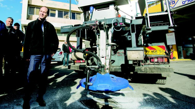 ניר ברקת עם מפלסות שלג בירושלים (צילום: יונתן סינדל, פלאש 90)