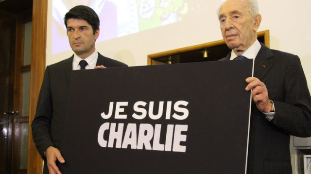 פרס ומיזונאב מחזיקים שלט " אני שארלי" (צילום: שגרירות צרפת בישראל)