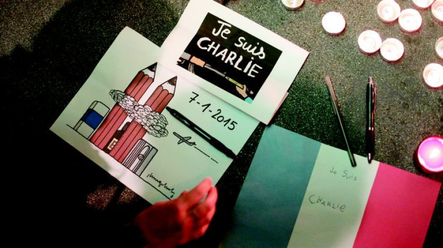 פינת זיכרון בפריז, אתמול (צילום: רויטרס)