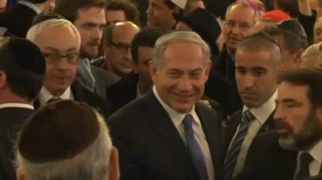 נתניהו בבית הכנסת הגדול, צרפת (צילום: צילום מסך מסרטון רויטרס)
