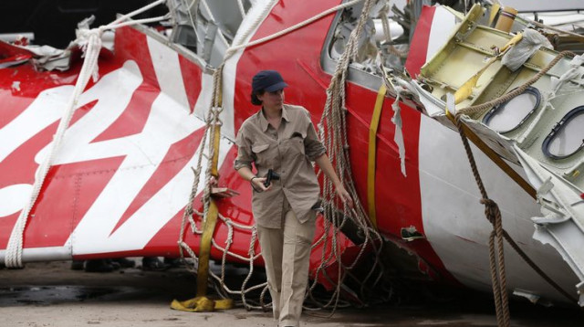 שברי המטוס "אייר אסיה" (צילום: רויטרס)